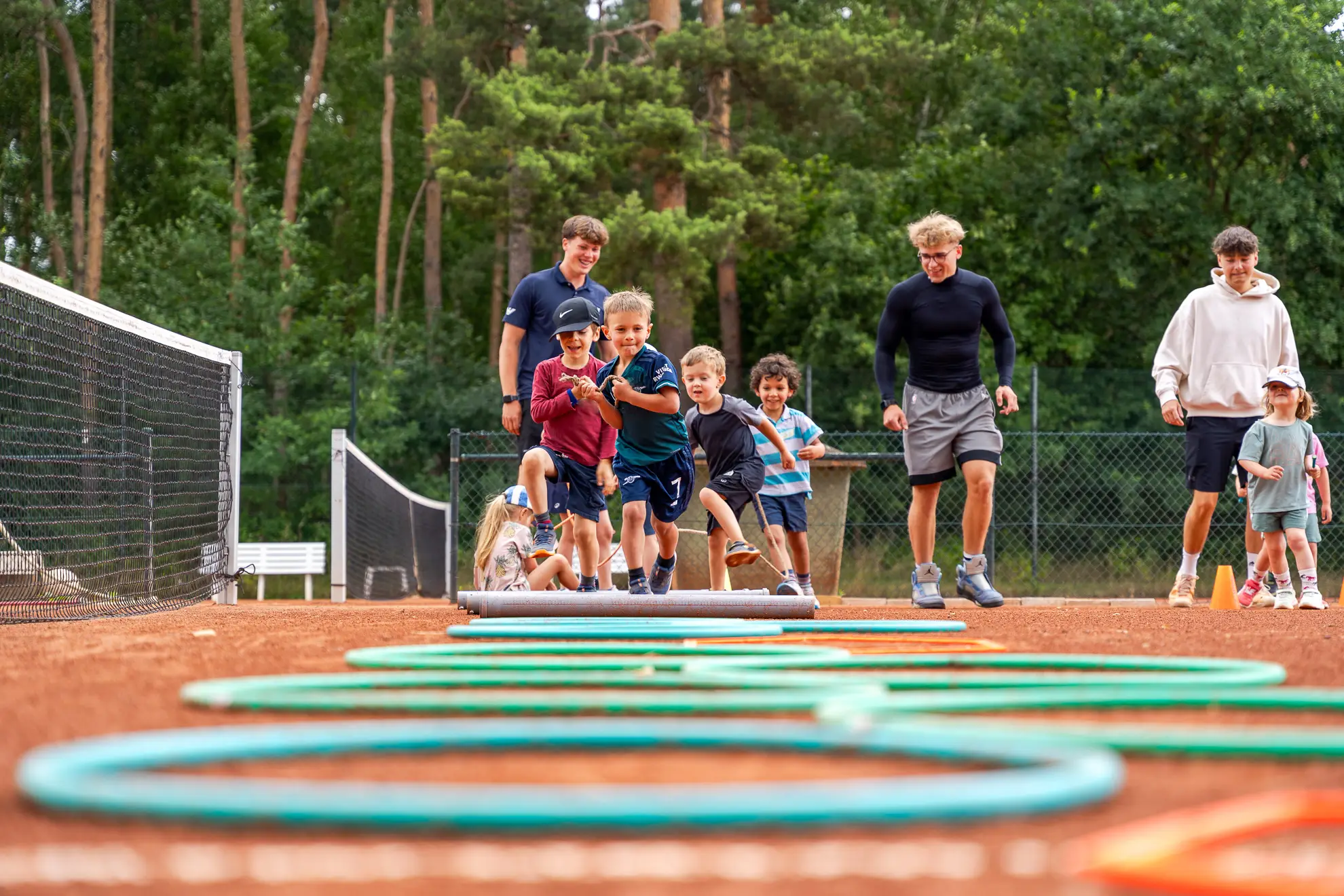 Junge springt von Ring zu Ring beim Aufwärmen.