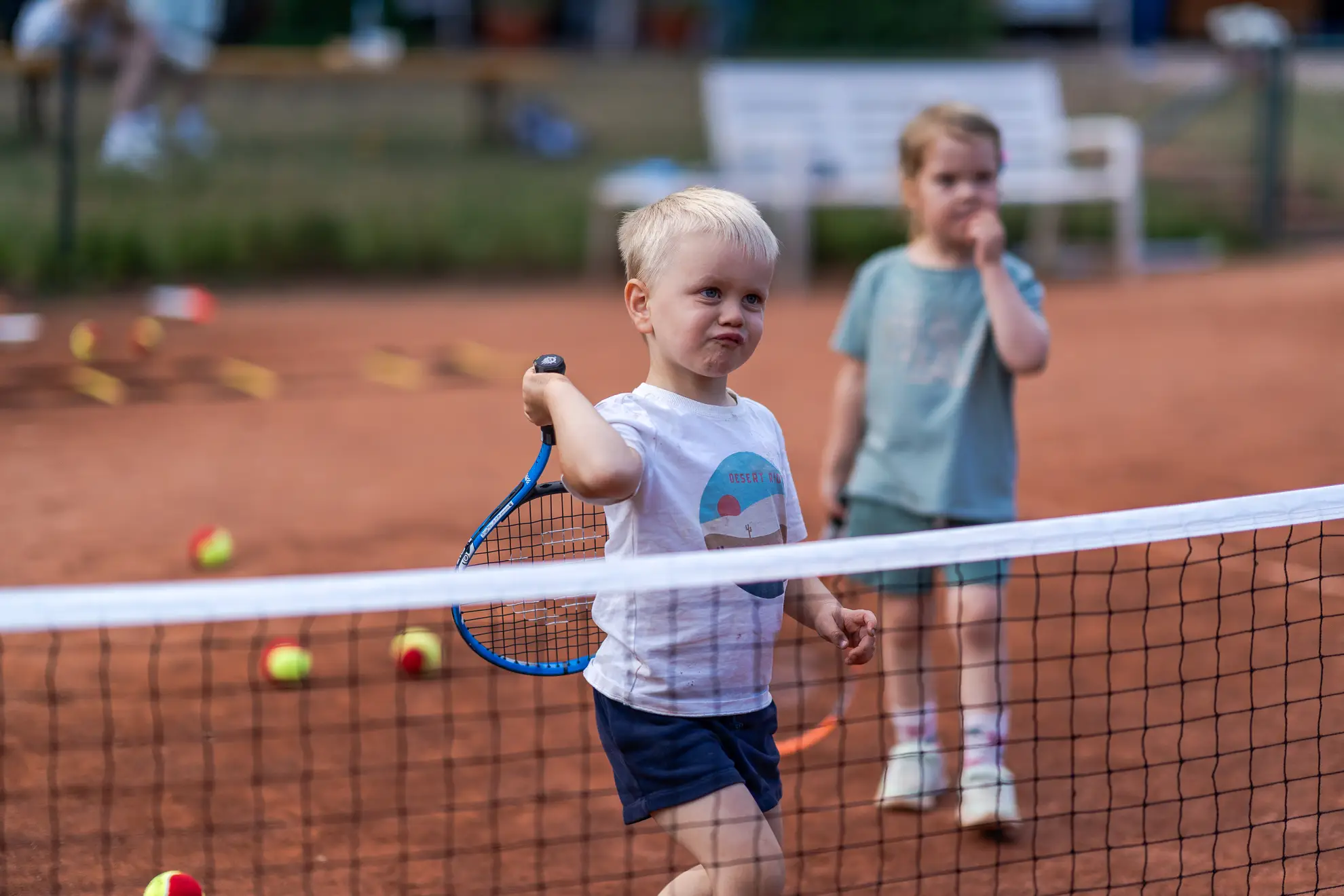 Junge bereitet sich auf einen Tennisschlag vor.